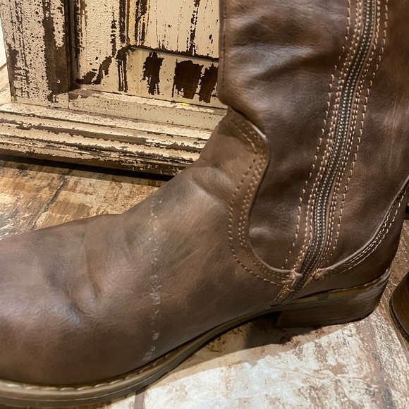 Tall boots - Picture 3 of 4